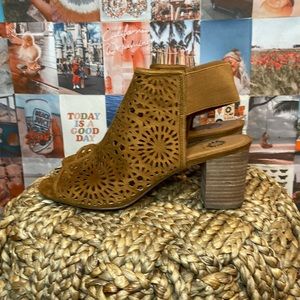 Yellow box Women’s Vision Heeled Sandal in Chesnut Size 11